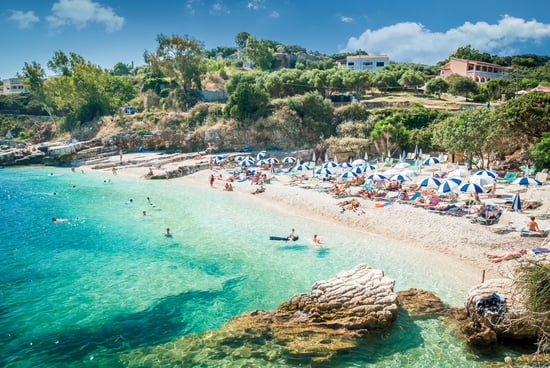 Baia e porticciolo di Kassiopi a Corfù