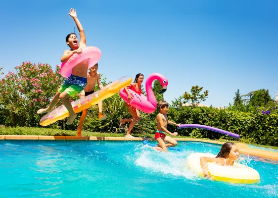 Bambini in piscina