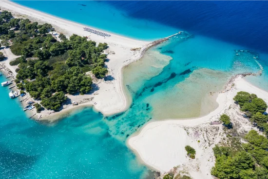 Port Glarokavos e spiaggia lagunare nella penisola di Kassandra, Calcidica, Grecia