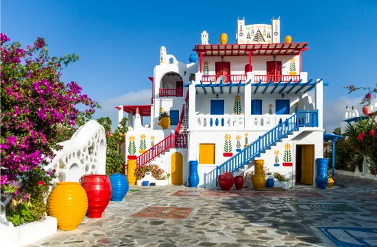 Tipica casa colorata e decorata nel villaggio di Ano Mera, Mykonos, Grecia