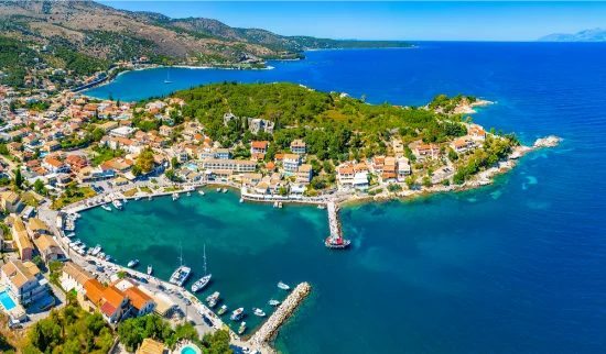 Porto di Kassiopi nel nord-est di Corfù