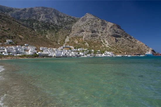 La spiaggia e il porto di Kamares sull'isola di Sifnos, Grecia