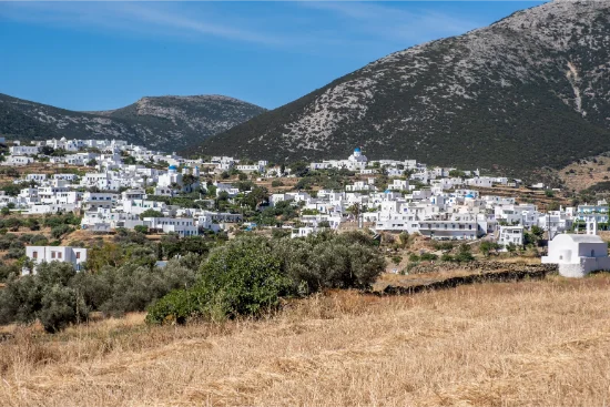 greece-sifnos-island-artemonas-town-traditional-architecture-blue-sky-background (1)